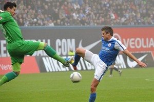 Björn Ziegenbein - hier gegen Pauli-Torhüter Philipp Tschauner - zeigte ein gutes Spiel, für einen Treffer reichte es jedoch nicht