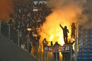 Nach dem Zünden von Pyrotechnik wird die Partie zwischen Hansa Rostock und St. Pauli für zehn Minuten unterbrochen