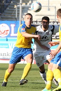 Marek Mintal (Hansa Rostock) im Duell mit Nils Teixeira (FSV Frankfurt)