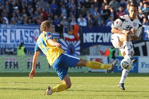 Peter Schyrba im Zweikampf mit dem Ex-Rostocker Zafer Yelen