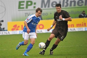 Tobias Jänicke (Hansa Rostock) im Zweikampf mit Fabian Boll (St. Pauli)