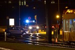 Auto bleibt auf Straßenbahnschienen stecken