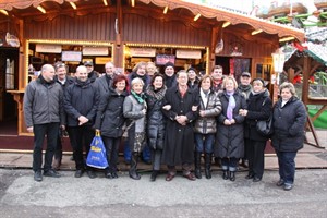 Beteiligte der Spendenübergabe auf dem Rostocker Weihnachtsmarkt 2011