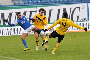 Marcel Schied (hier im Kampf mit  Romain Brégerie und Cheikh Gueye) schoss für Hansa Rostock in der 1. Minute das Führungstor gegen Dynamo Dresden