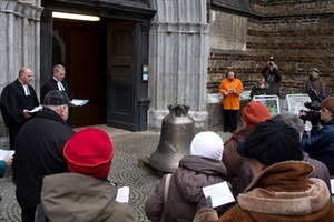 Die Gemeinde empfängt die Glocke mit Liedern und Gebeten