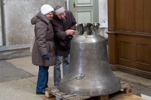 Neugierig wird das Kunstwerk am Eingang der Marienkirche begutachtet. Ab Montag muss man dafür den Kirchturm hinauf.