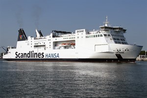 Scandlines-Fähre im Seekanal von Rostock-Warnemünde