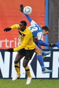 Tino Semmer (Hansa Rostock) im Zweikampf mit Cheikh Gueye (Dynamo Dresden)