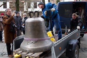 Die Firma Griewahn bringt die neue Glocke zur Marienkirche und wird sie am Montag in der Glockenstube anbringen