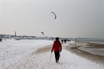 Wintervergnügen am Strand von Warnemünde