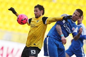 Albert Streit (Alemannia Aachen) im Duell mit Timo Perthel (Hansa Rostock)