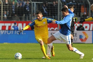 Edisson Jordanov (Hansa Rostock) im Zweikampf mit Giovanni Federico (VFL Bochum)