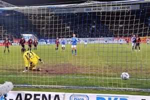 Freddy Borg verwandelt einen Elfmeter zur 1:0-Führung gegen den FC Ingolstadt 04