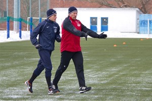 So könnte es gegen den MSV Duisburg klappen, scheint Hansa-Trainer Wolfgang Wolf zu erklären