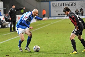 Marek Janecka (Hansa Rostock) im Zweikampf mit Andreas Buchner (FC Ingolstadt)