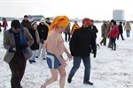 Monty und Lovely, die Promipraktikanten vom Sat 1 Frühstücksfernsehen, wollen ihren Zuschauern den Brauch des Winterschwimmens näher bringen. Die Inder treffen dabei auf einen Mann mit Turban, der sich als erster ins eiskalte Meer wagt.