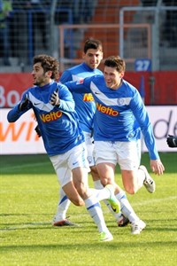 Torschütze Nika Gelashvili, Mirkan Aydin und Giovanni Fedrico (VFL Bochum) freuen sich über den 2 : 1 Siegtreffer