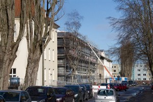 In die Pappelallee in der Rembrandtstraße wurde wegen Bauarbeiten eine Lücke gerissen.