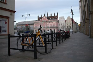 Bald sollen auf dem Neuen Markt noch mehr Fahrradständer stehen