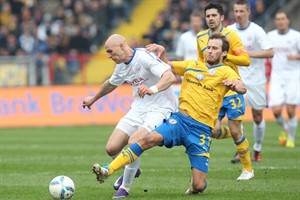 Freddy Borg (Hansa Rostock) im Duell mit Marc Pfitzner (Eintracht Braunschweig)