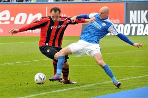 Freddy Borg (Hansa Rostock) im Duell mit Gordon Schildenfeld (Eintracht Frankfurt)