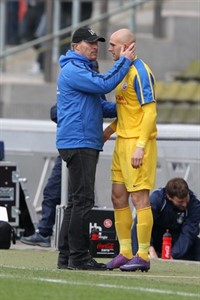 Hansa-Trainer Wolfgang Wolf gibt Freddy Borg vor dessen Einwechselung letzte Anweisungen