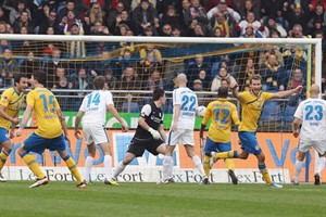 Der Strafstoß in der 79. Minute besiegelt den Sieg von Eintracht Braunschweig gegen Hansa Rostock