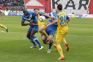 Bakary Soumare (Karslruher SC) im Zweikampf mit Tom Weilandt (Hansa Rostock), Timo Staffeldt (Eigentor-Schütze zum 0:1) und Edisson Jordanov (rechts)