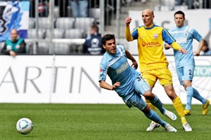 Marek Janecka (Hansa Rostock) im Zweikampf mit Kevin Volland (1860 München)