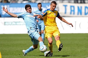 Marek Mintal (Hansa Rostock) im Duell mit Christopher Schindler (1860 München)