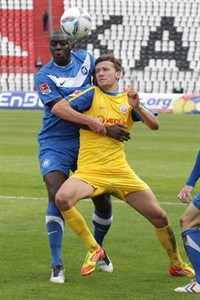 Tom Weilandt (Hansa Rostock) im Zweikampf mit Bakary Soumare (Karlsruher SC)