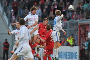 Hansa Rostock - Energie Cottbus: In der 90. Minute gelingt Dominic Peitz per Kopf das 1:0