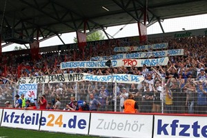 Hansa-Fans zeigen beim Union-Spiel Flagge für eine Unterstützung der Bürgerschaft