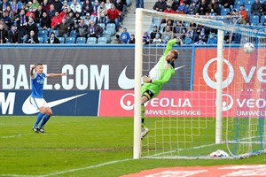 Marek Mintal (Hansa Rostock) kann die Führung gegen Fortuna Düsseldorf auf 2:0 ausbauen