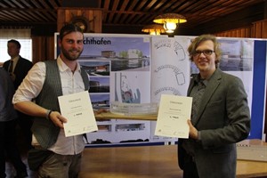 Die Gewinner des Ideenwettbewerbs Tobias Hartig und Johannes Phiel mit ihrem Entwurf