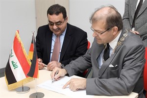 Kulturattaché Prof. Dr. A. Fadhil Al-Ameri (li) und Rektor Prof. Dr. Wolfgang Schareck bei der Unterzeichnung der Vereinbarung