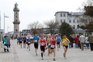 Der Hauptlauf des Stoltera-Küstenwaldlaufes führte über die Promenade beim Leuchtturm