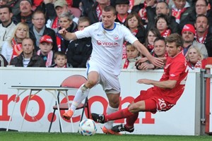 Neuling Manfred Starke - hier im Zweikampf mit Konstantin Engel - konnte nach seiner Einwechslung gleich drei Torchancen für sich verbuchen