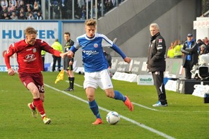 Michael Blum (Hansa Rostock) im Duell mit Marc Heitmeier (FSV Frankfurt)