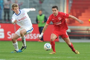 Tommy Grupe (Hansa Rostock) - hier im Duell mit Dimitar Rangelov (Energie Cottbus) - feierte heute als Innenverteidiger sein Zweitliga-Debüt