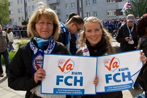 Petra und Kristina Massel unterstützen den FC Hansa