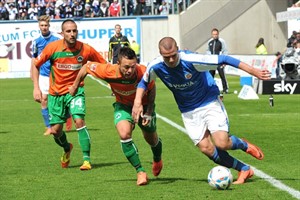 Manfred Starke (Hansa Rostock) im Duell mit Stephan Schröck (Greuther Fürth)