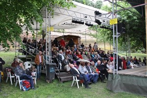 Premierenpublikum im Klostergarten