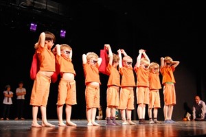 „AusFlug mit dem Regenschirm“ - das neue Kinder-Tanzstück aus den Tanzland-Studios Rostock im Theaterzelt