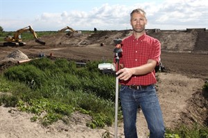 Dr. Stefan Cantré überwacht die letzten Bauarbeiten an der Versuchsbaustelle auf den Spülfeldern der Stadt