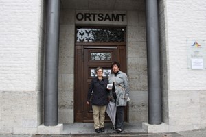 Diana Albert und Heidrun Walter im neu gestalteten Säulenportal des Ortsamtes 