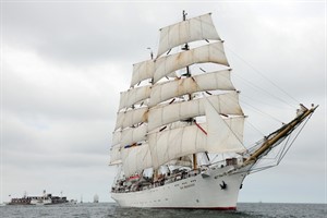 Die „Dar Mlodziezy“ erwartet noch bis zum Freitag Gäste zum Open-Ship und ist der letzte „echte“ Großsegler vor der Hanse Sail in Warnemünde