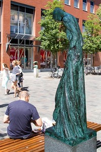 Figuren von Dorothea Maroske in der Breiten Straße: vorn „Der Fluss“, hinten „Die Welle“