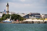 Esperanza vor den Warnemünder Wahrzeichen, dem Alten Leuchtturm und dem Teepott