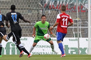 Hansa Rostock - SpVgg Unterhaching: Florian Niederlechner gegen Kevin Müller